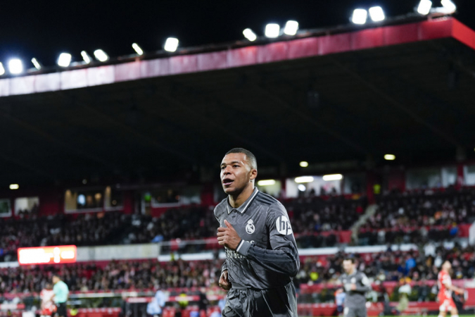 O atacante francês do Real Madrid, Kylian Mbappé, celebra após marcar o 0-3 durante o jogo da 19ª rodada da LaLiga entre Girona FC e Real Madrid