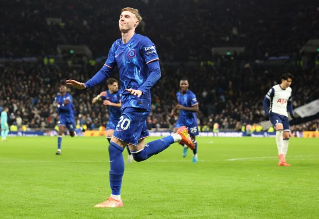 Cole Palmer, do Chelsea, comemora após marcar o quarto gol da equipe na vitória por 4 a 2 durante a partida da Premier League