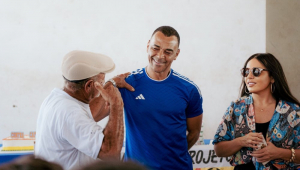 Cafu e a esposa Mariah durante a confraternização de final de ano do Projeto Cafuzinhos do Sertão