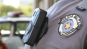 Câmeras acopladas aos uniformes de policiais