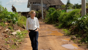 Cate Blanchett visita cidades afetadas pelas enchentes no RS em missão da ONU