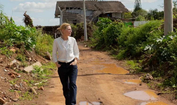 cate blanchet nas enchentes do Rio Grande do Sul