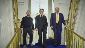 Volodymyr Zelensky, o presidente francês Emmanuel Macron e o presidente eleito dos EUA, Donald Trump, durante reunião no Palácio do Eliseu