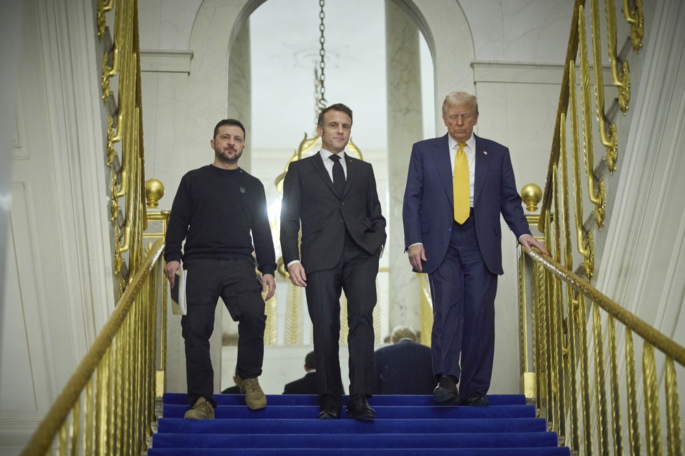 Volodymyr Zelensky, o presidente francês Emmanuel Macron e o presidente eleito dos EUA, Donald Trump, durante reunião no Palácio do Eliseu