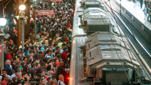 Movimentação intensa de passageiros na estação da Luz da CPTM