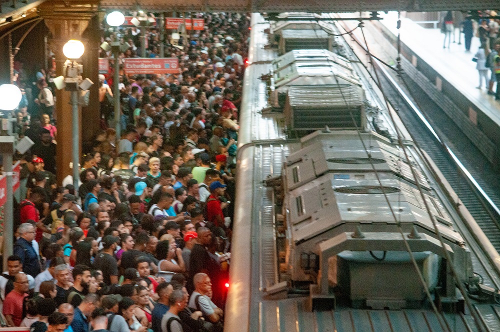 Movimentação intensa de passageiros na estação da Luz da CPTM