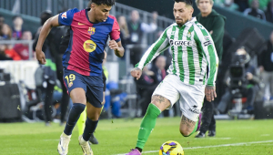 O atacante espanhol do FC Barcelona, Lamine Yamal (esq.), disputa a bola com o atacante argentino do Betis, Chimy Ávila