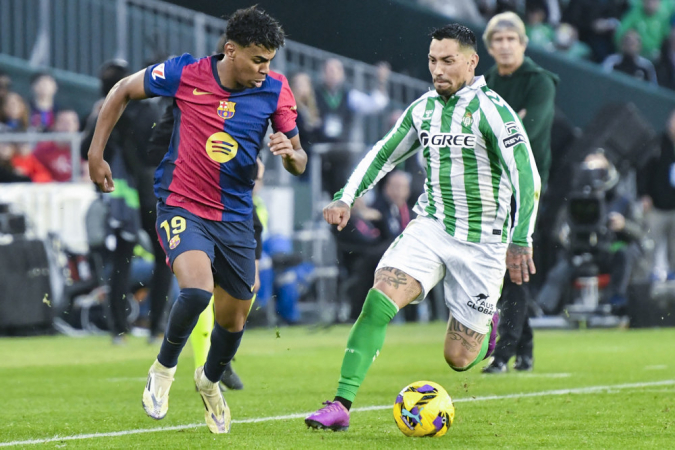 O atacante espanhol do FC Barcelona, Lamine Yamal (esq.), disputa a bola com o atacante argentino do Betis, Chimy Ávila