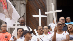 Manifestantes protestam contra a violênciae a letalidade policial na cidade de São Paulo, em frente à Catedral da Sé