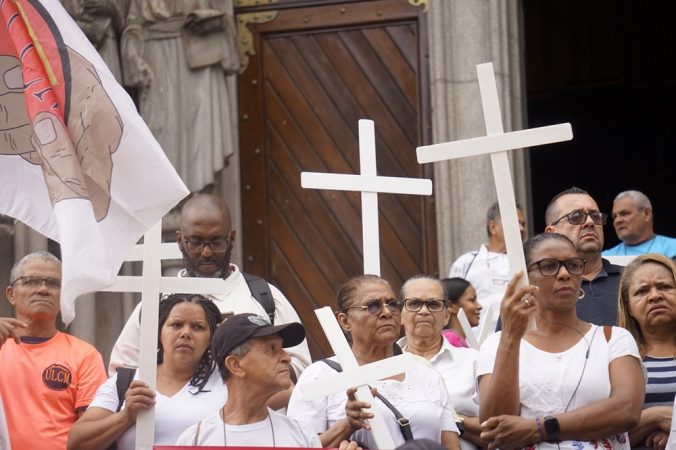 Manifestantes protestam contra a violênciae a letalidade policial na cidade de São Paulo, em frente à Catedral da Sé