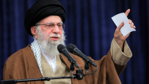 Uma foto de folheto disponibilizada pelo Gabinete do Líder Supremo do Irã mostra o aiatolá Ali Khamenei discursando durante uma reunião em Teerã, Irã, em 11 de dezembro de 2024