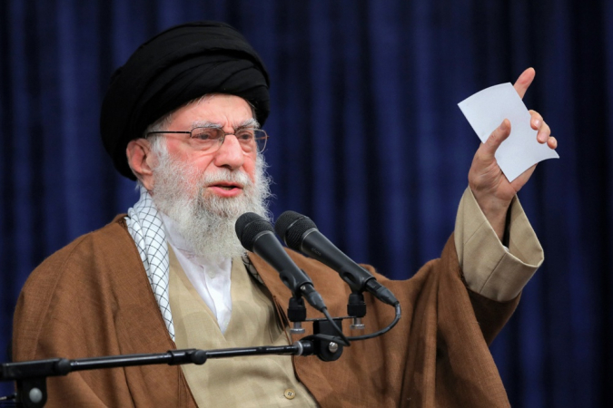 Uma foto de folheto disponibilizada pelo Gabinete do Líder Supremo do Irã mostra o aiatolá Ali Khamenei discursando durante uma reunião em Teerã, Irã, em 11 de dezembro de 2024