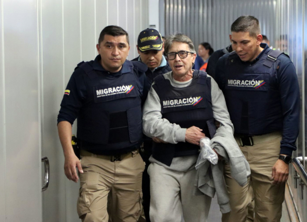 o ex-narcotraficante Fabio Ochoa Vásquez, um dos fundadores do Cartel de Medellín e associado de Pablo Escobar, em sua chegada nesta segunda-feira a Bogotá (Colômbia).