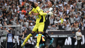 John e Adryelson, do Botafogo, comemoram o gol de Savarino na partida entre Botafogo e São Paulo