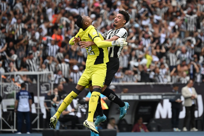 John e Adryelson, do Botafogo, comemoram o gol de Savarino na partida entre Botafogo e São Paulo