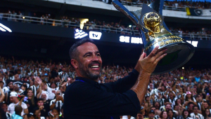 O técnico Artur Jorge, do Botafogo, comemora o título do Campeonato Brasileiro 2024