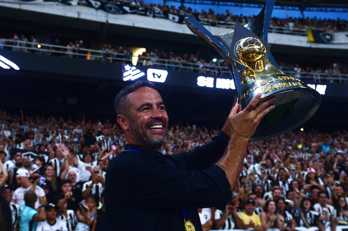 O técnico Artur Jorge, do Botafogo, comemora o título do Campeonato Brasileiro 2024