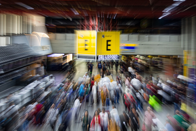 Movimento dei passeggeri nella hall dell'aeroporto internazionale di Guarulhos