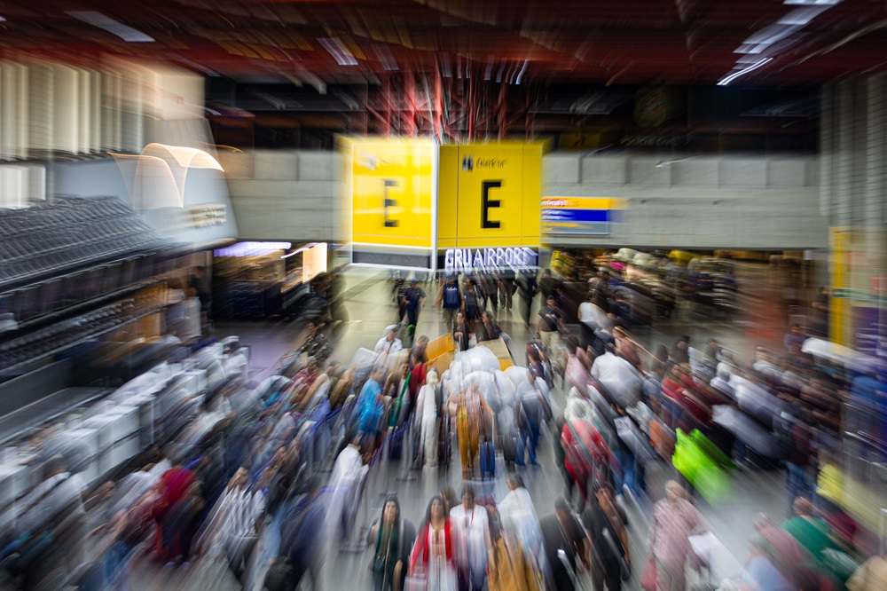 Movimentação de passageiros no saguão do Aeroporto Internacional de Guarulhos