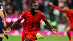 Upamecano, do Bayern de Munique, comemora após marcar o gol de 1 a 0 durante a partida da Bundesliga