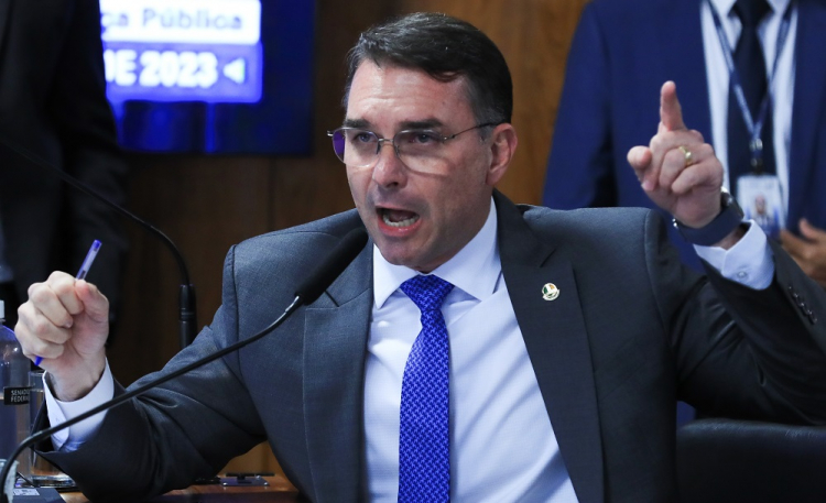 Flávio Bolsonaro sugere ida de pai à corte internacional caso o pai vire réu