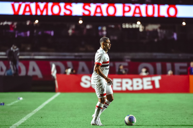 Wellington Rato, jogador do São Paulo durante partida entre São Paulo FC x Athletico PR, válida pela trigésima terceira rodada do Campeonato Brasileiro