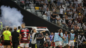 Confusão na torcida do Atlético_MG durante a derrota para o Flamengo na Copa do Brasil