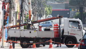 Funcionários da Enel fazem manutenção em rede elétrica no bairro da Mooca, zona leste de São Paulo