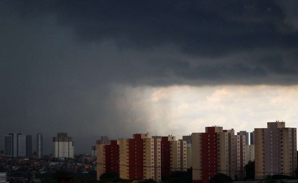 FORTE TEMPORAL ATINGE ZONA OESTE DE SP