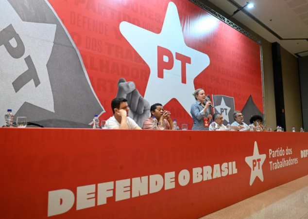 Gleisi Hoffmann, presidente do PT, discursa durante reunião do Diretório Nacional do partido