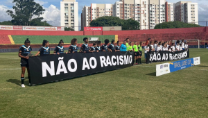 Jogadoras de Grêmio e Bahia entraram em campo na final da Ladies Cup com faixa contra o racismo