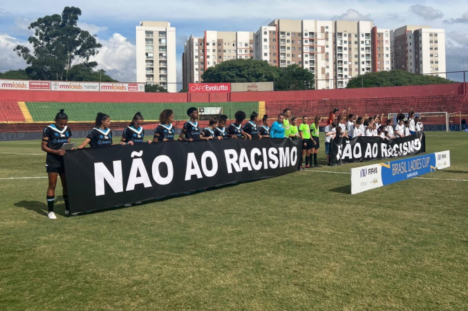 Jogadoras de Grêmio e Bahia entraram em campo na final da Ladies Cup com faixa contra o racismo