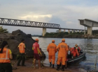 Uma equipe de apoio e salvamento do Corpo de Bombeiros Militar no local onde a Ponte Juscelino Kubitschek de Oliveira se rompeu