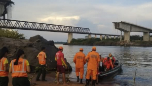 Uma equipe de apoio e salvamento do Corpo de Bombeiros Militar no local onde a Ponte Juscelino Kubitschek de Oliveira se rompeu