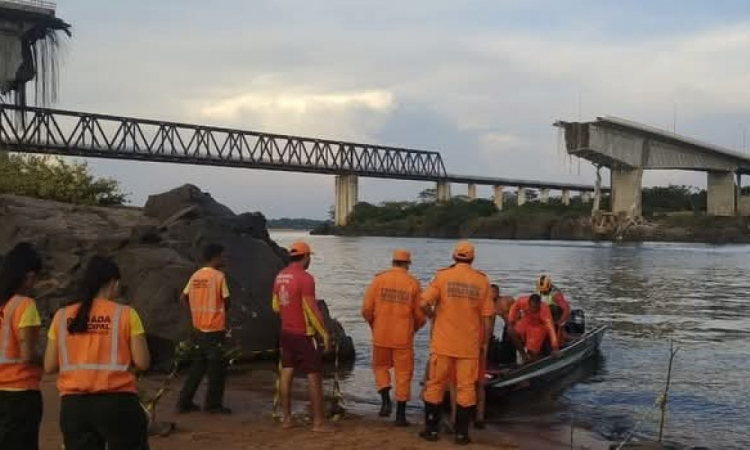 Equipes de resgate encontram dois corpos, e número de mortos em ponte que desabou sobe para seis