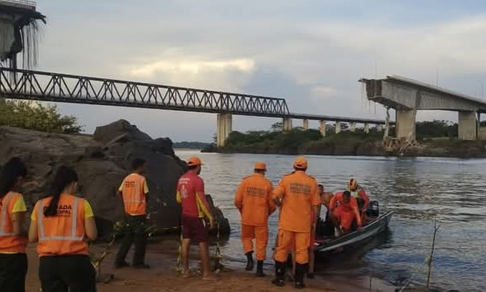 Uma equipe de apoio e salvamento do Corpo de Bombeiros Militar no local onde a Ponte Juscelino Kubitschek de Oliveira se rompeu