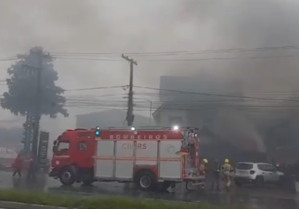 Bombeiros trabalham no local do acidente onde avião caiu em Gramado