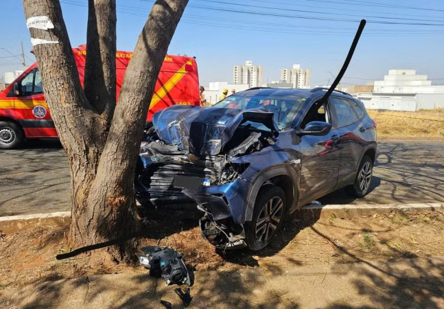 Carro destruído após choque com árvotr