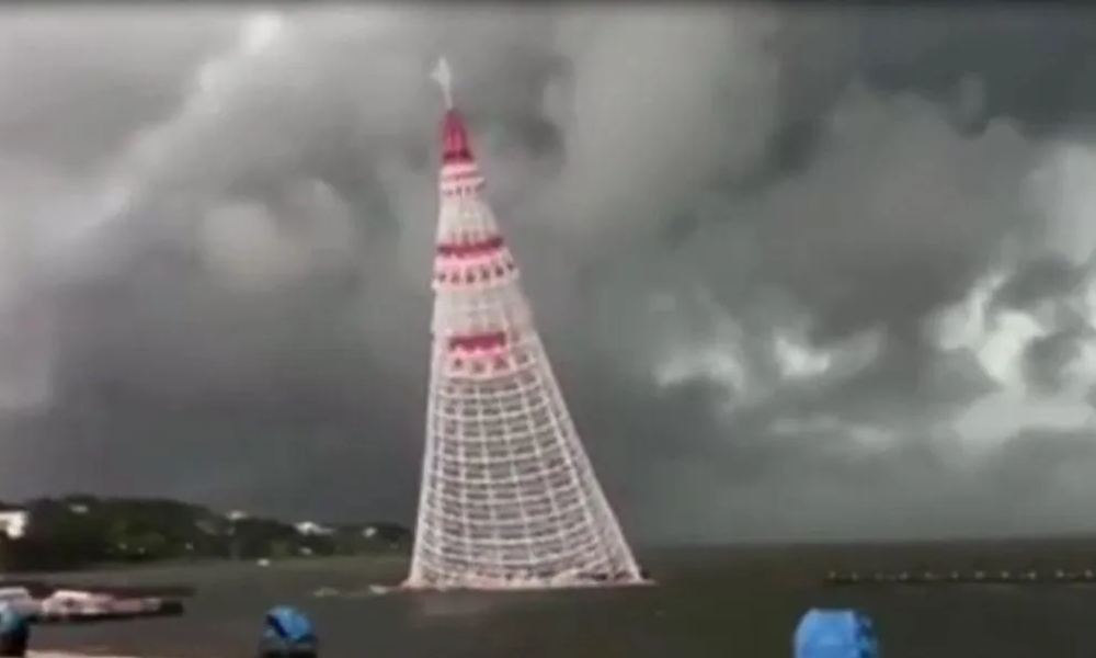 Momento da queda da estrutura da árvore de Natal.