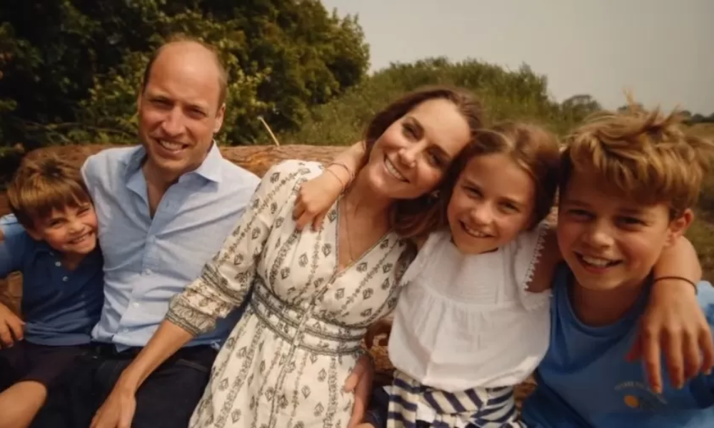 Príncipe William e Kate Middleton junto aos filhos em foto do cartão de Natal