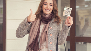 Mulher com bilhete de loteria na mão