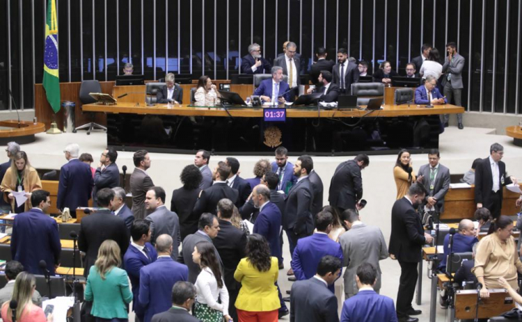 Câmara aprova PEC do ajuste fiscal em primeiro turno com ampla margem de votos