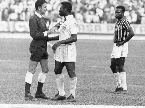 O árbitro Armando Marques conversa com Pelé, Edson Arantes do Nascimento, do Santos, sendo observado por jogador do São Paulo, em condução de partida em São Paulo