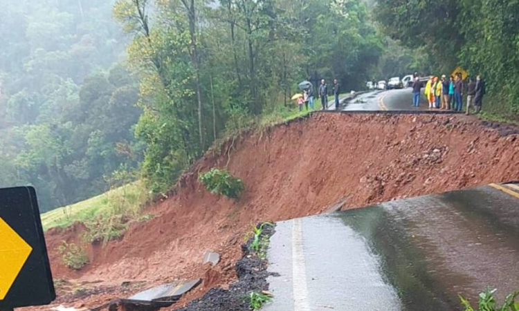 Chuvas no Paraná causam deslizamentos e bloqueio de estradas