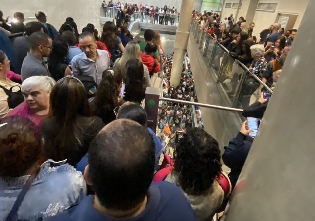 Superlotação na estação Vila Prudente, na zona leste de São Paulo