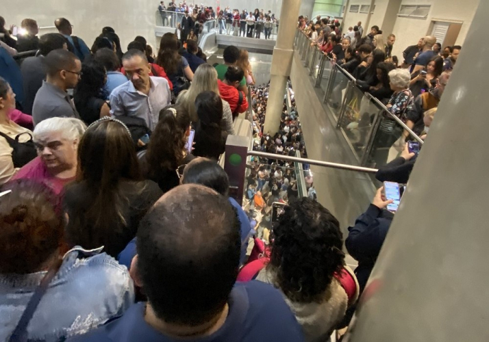 Metrô de São Paulo tem manhã de caos e superlotação após falha na linha verde