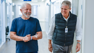 Lula caminha no corredor do Hospital Sirio Libanês ao lado do neurocirurgião Marcos Stavale