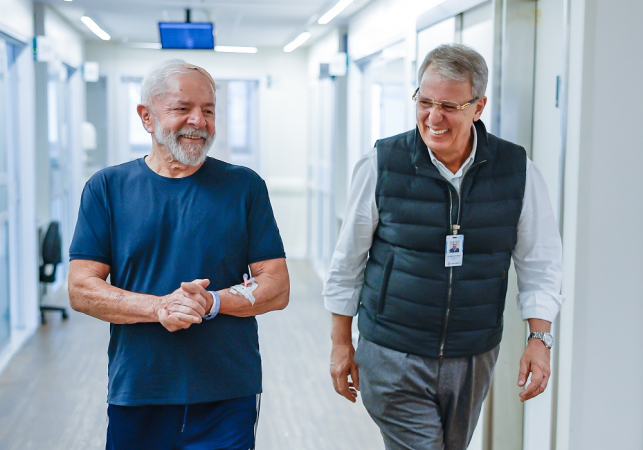 Lula caminha no corredor do Hospital Sirio Libanês ao lado do neurocirurgião Marcos Stavale