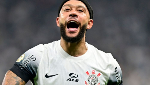 Com dois de Depay, Corinthians vence Bahia, garante Copa do Brasil e fica perto da Libertadores