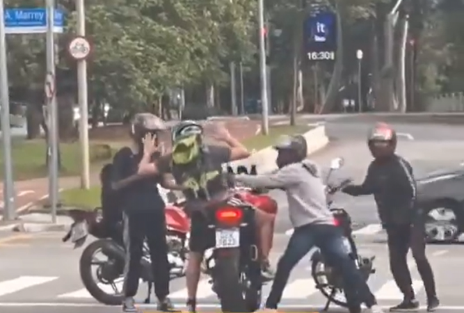 Piloto de moto (de mãos levantadas) é cercado por bandidos na Avenida Faria Lima; um deles estava armado